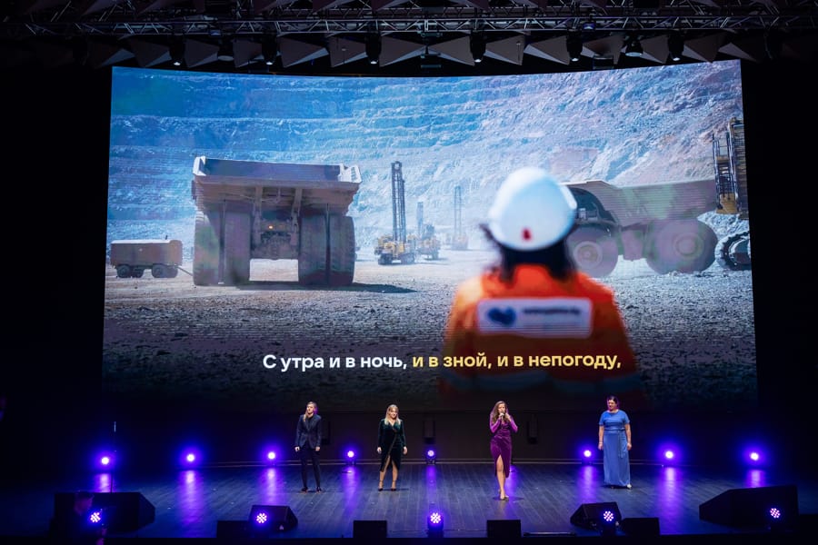 Как мужчины помогают женщинам на производстве