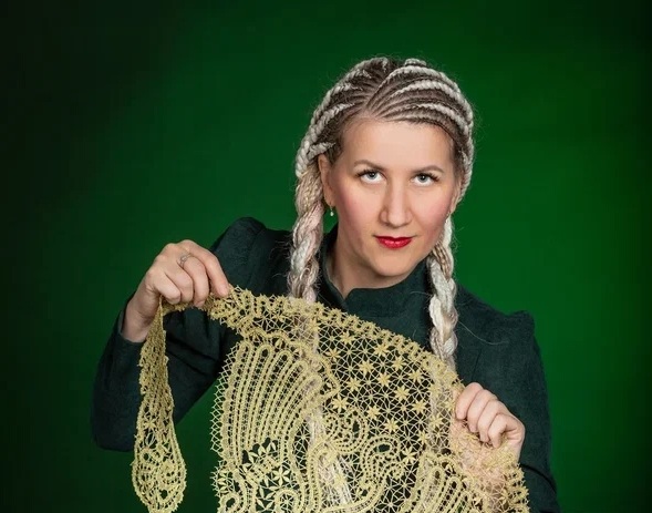 Она играет мелодию кружева