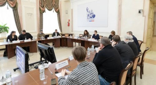 Женщины – старшему поколению