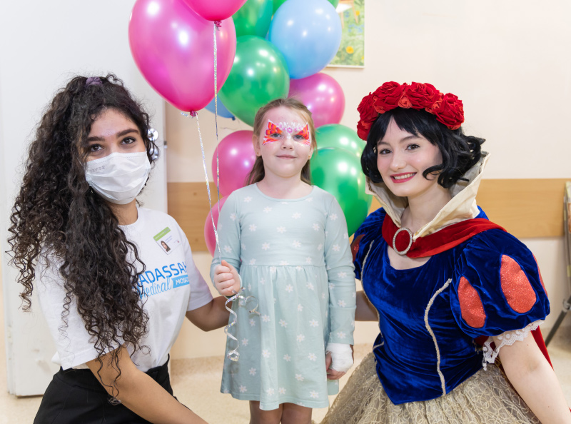 Девушки-волонтеры из разных стран устраивают праздники в российских больницах