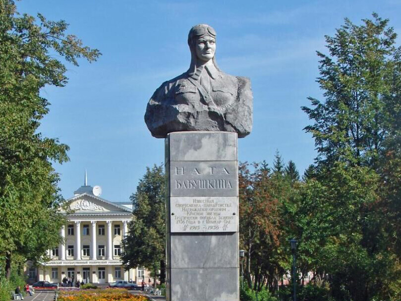 Памятник Наты Бабушкиной. Посвящение женщинам: памятник парашютистке в Йошкар-Оле