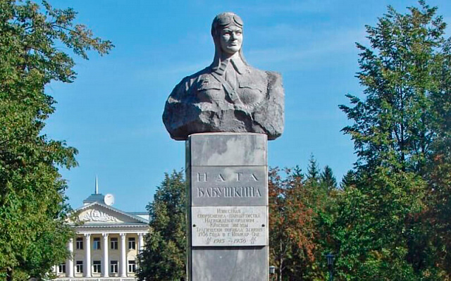Посвящение женщинам: памятник парашютистке в Йошкар-Оле
