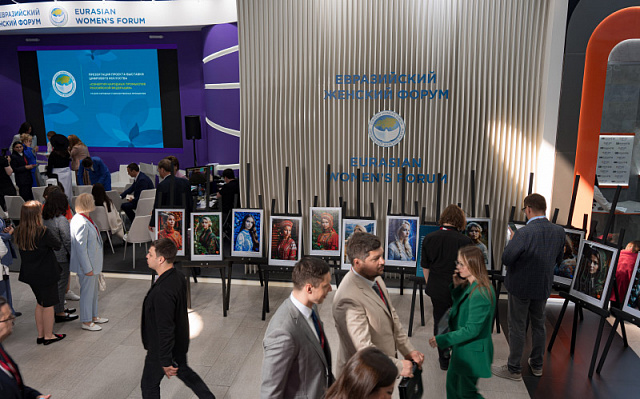ПМЭФ-2023: коллекцию картин, сгенерированных нейросетью, представили на стенде ЕЖФ