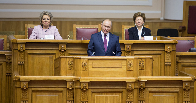 Владимир Путин выступил на втором Евразийском женском форуме 