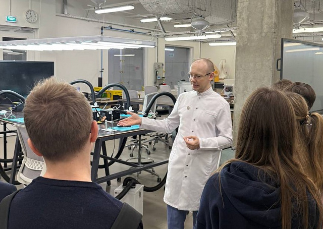 Команда проекта ЕЖФ вместе со школьниками посетила Сколтех