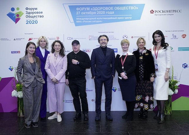 «Надо менять сознание»: синергия творчества и медицины на выездной гостиной Евразийского женского форума